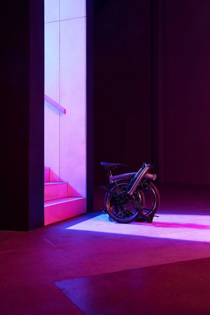 Coming in at just 7.45kg (or 7.95kg for the 4 speed version), the T Line is Brompton’s lightest folding bike.