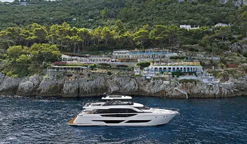 Ferretti Yacht 860.