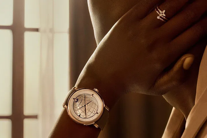 The Louis Vuitton Escale Twin Zone in 41mm rose gold, featuring an engraved globe dial with polished meridians and parallels, dual-time display with solid and skeletonised hands, and a discreet day-night indicator at 12 o’clock.