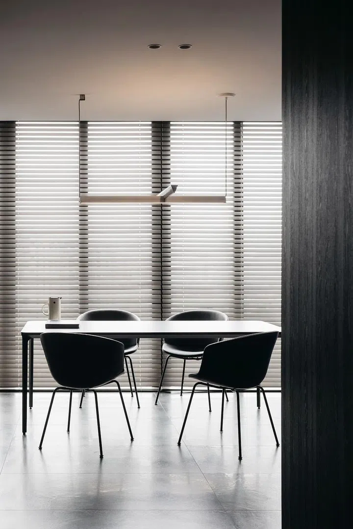 To offset the apartment’s dark colour palette, one of interior designer Joey Khu’s strategies was to use furniture with thin, almost skeletal profiles. (Photo: Studio Periphery)