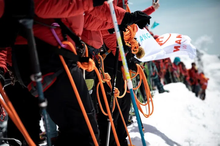 The world's longest women's rope team on the Breithorn (Photo: Switzerland Tourism)