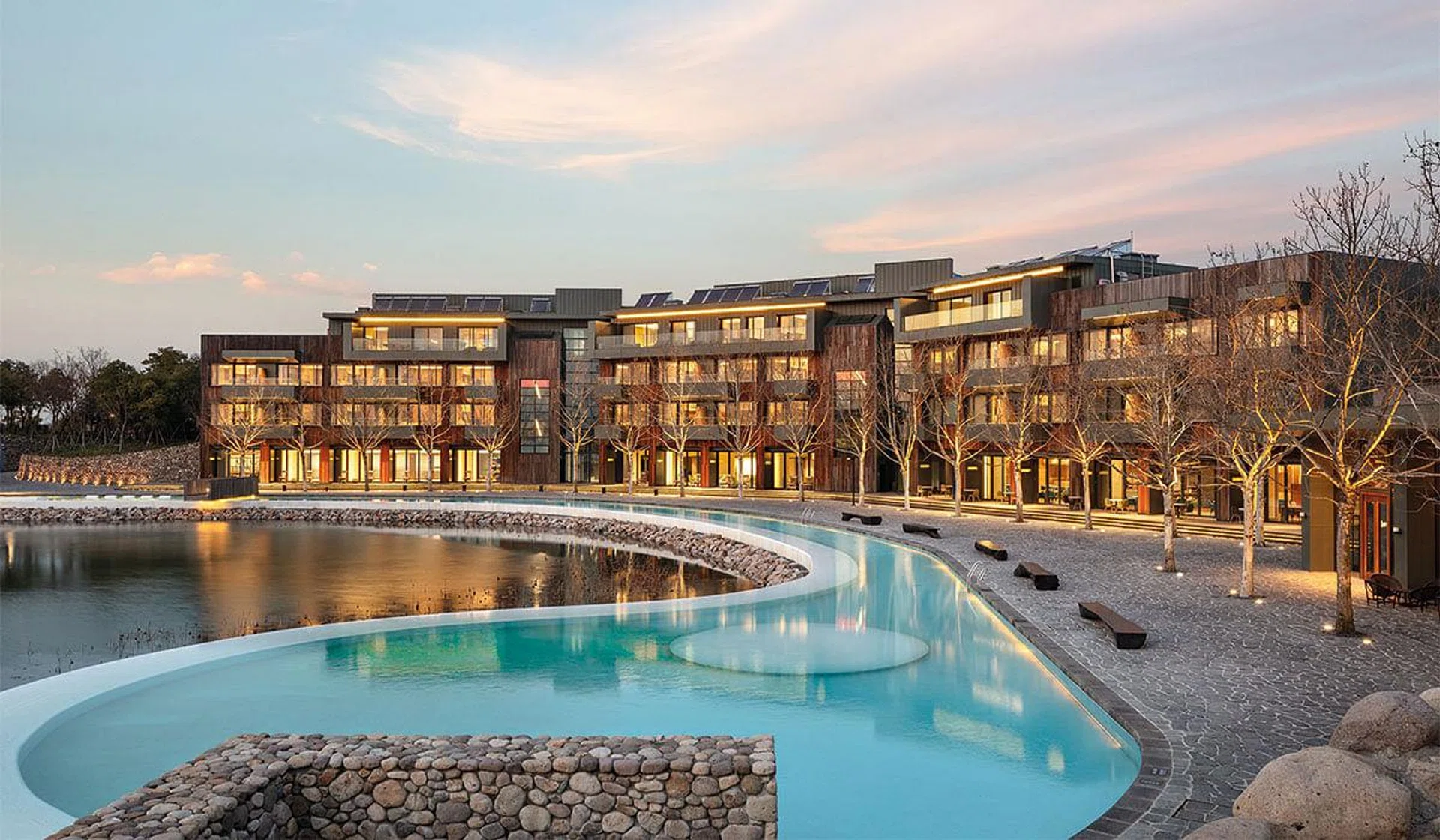 <br><b>STRATEGICALLY LOCATED</b><br>
The resort is built on a man-made peninsula in
the middle of Yangcheng Lake.