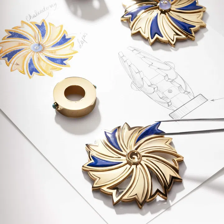 High jewellery artisans in Rome complete the process of turning Bvlgari Eclettica fragrance into precious high jewellery art