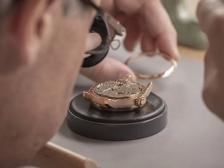 Careful assembly of the L.U.C Full Strike minute repeater in the hands of a master watchmaker. (Photo: Chopard)
