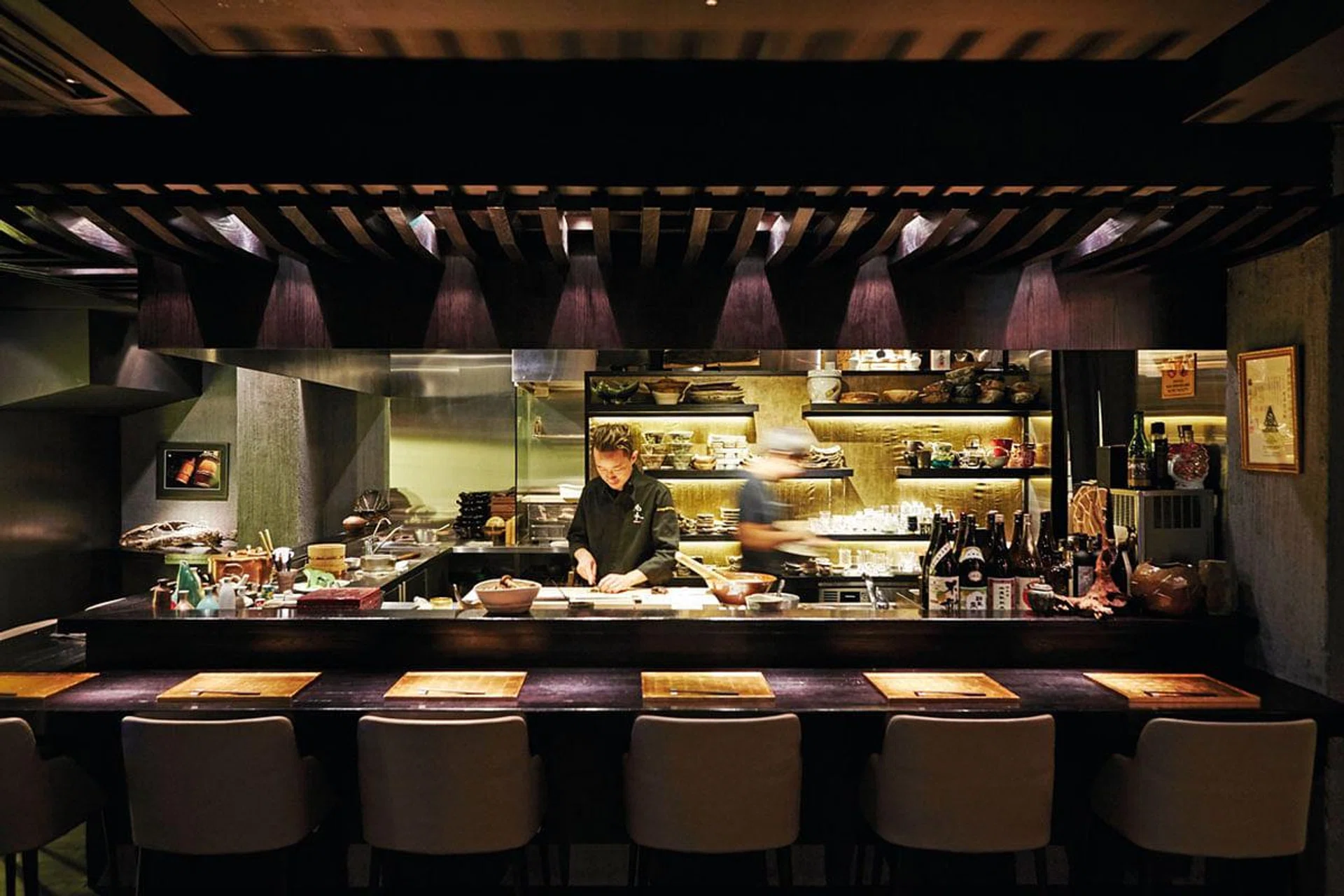 Chef Tomo
Watanabe
wants Kappo
Shunsui, which
opens till
2.30am, to be
a comfortable
spot away from
other mall
activities.