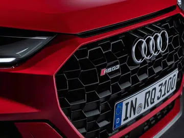 The front grille of the Audi RS Q3.