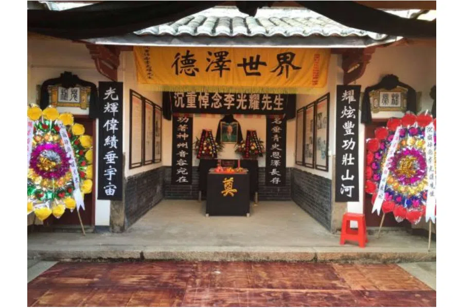 When Lee Kuan Yew passed away, memorials were set up in his ancestral hometown in Dabu County, Guangdong Province, and many Chinese flocked to the county to pay their last respects. Ironically, during his many visits to China, Lee Kuan Yew gave Dabu County a complete miss. (Photo: Li Qintai; Internet: http://news.sina.com.cn/c/p/2015-03-29/164631657862.shtml)