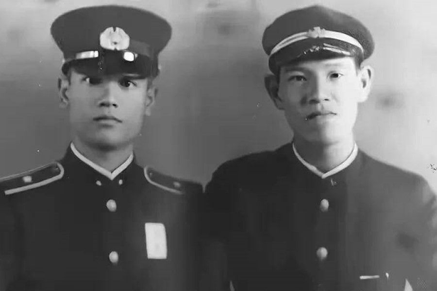 Lee Teng-hui (right) with his brother Lee Teng-chin in army uniform, 1943. (Internet)