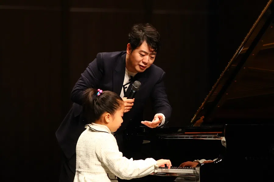 Lang Lang guiding a young pianist during a sharing session in Nanchang, Jiangxi province, on 24 December 2024. (CNS)