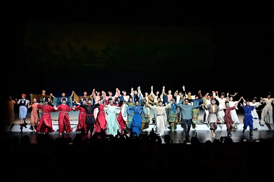 Curtain call, A Mere Touch of Green. (Yin Xiaochen/Neo-Film Media Investment)