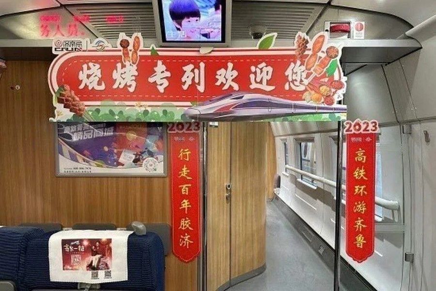 A special train with welcome messages that take riders to Zibo barbecue. (Internet)