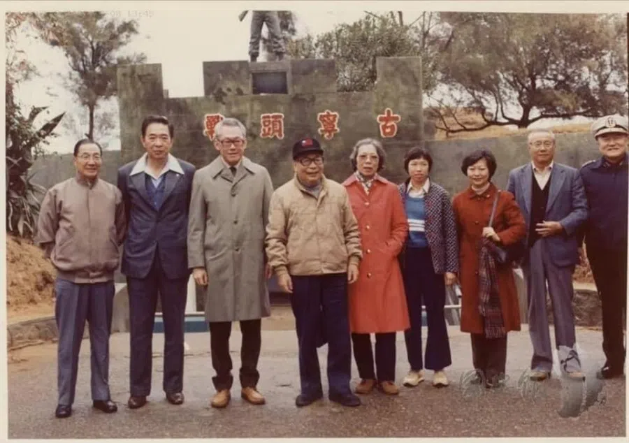 Taiwan President Chiang Ching-kuo hosts Singapore Prime Minister Lee Kuan Yew and his family, including daughter Lee Wei Ling, on a visit to Kinmen in the early 1980s. In the background is the monument commemorating the Battle of Guningtou in 1949, where the Nationalist forces defeated the Communist forces, marking one of the rare victories for the Nationalist army in the Chinese Civil War. (Courtesy of the Chiang Ching-kuo Foundation)