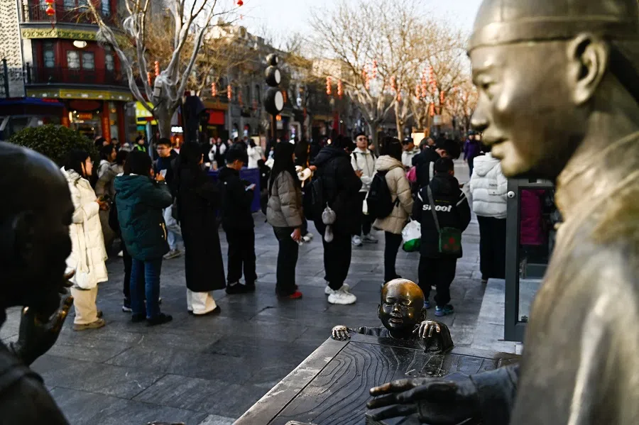 People queue to buy tea at a tourist area in Beijing on 26 February 2025. (Pedro Pardo/AFP)