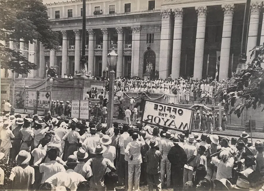 In 1943, Japan established a puppet regime in the Philippines and held a ceremony to announce the new constitution in front of the city hall. (Photo provided by Hsu Chung-mao)
