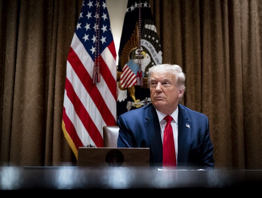 U.S. President Donald Trump sits during a meeting in the Cabinet Room of the White House in Washington, 3 August 2020.(Doug Mills/Bloomberg)
