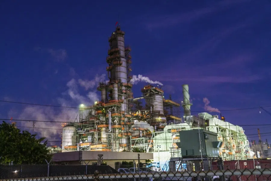 The Chevron Corp. El Segundo Refinery stands in El Segundo, California, 27 April 2020. (Kyle Grillot/Bloomberg)