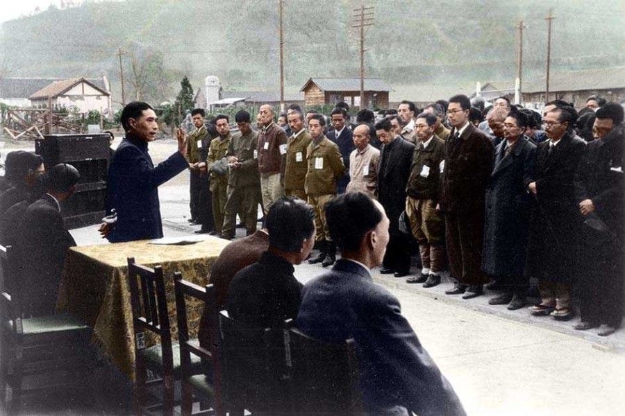 A Chinese official explains the magnanimous policies to the Japanese in a concentration facility in Nanjing, September 1945. During the Japanese occupation, Japanese businesses had special privileges and were taken care of by the Japanese army, but the Chinese government did not retaliate against the Japanese.