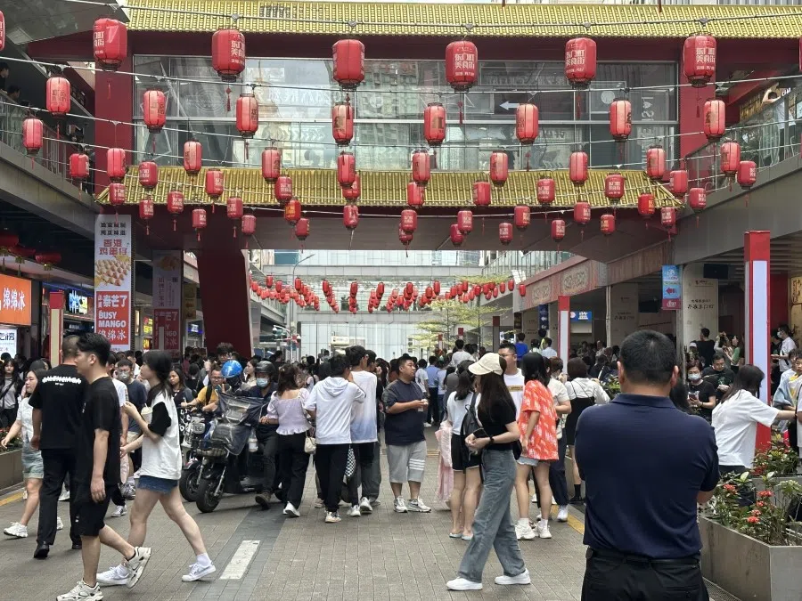 An undated photo showing a crowd at the Dongmen area in Shenzhen. (CNS)