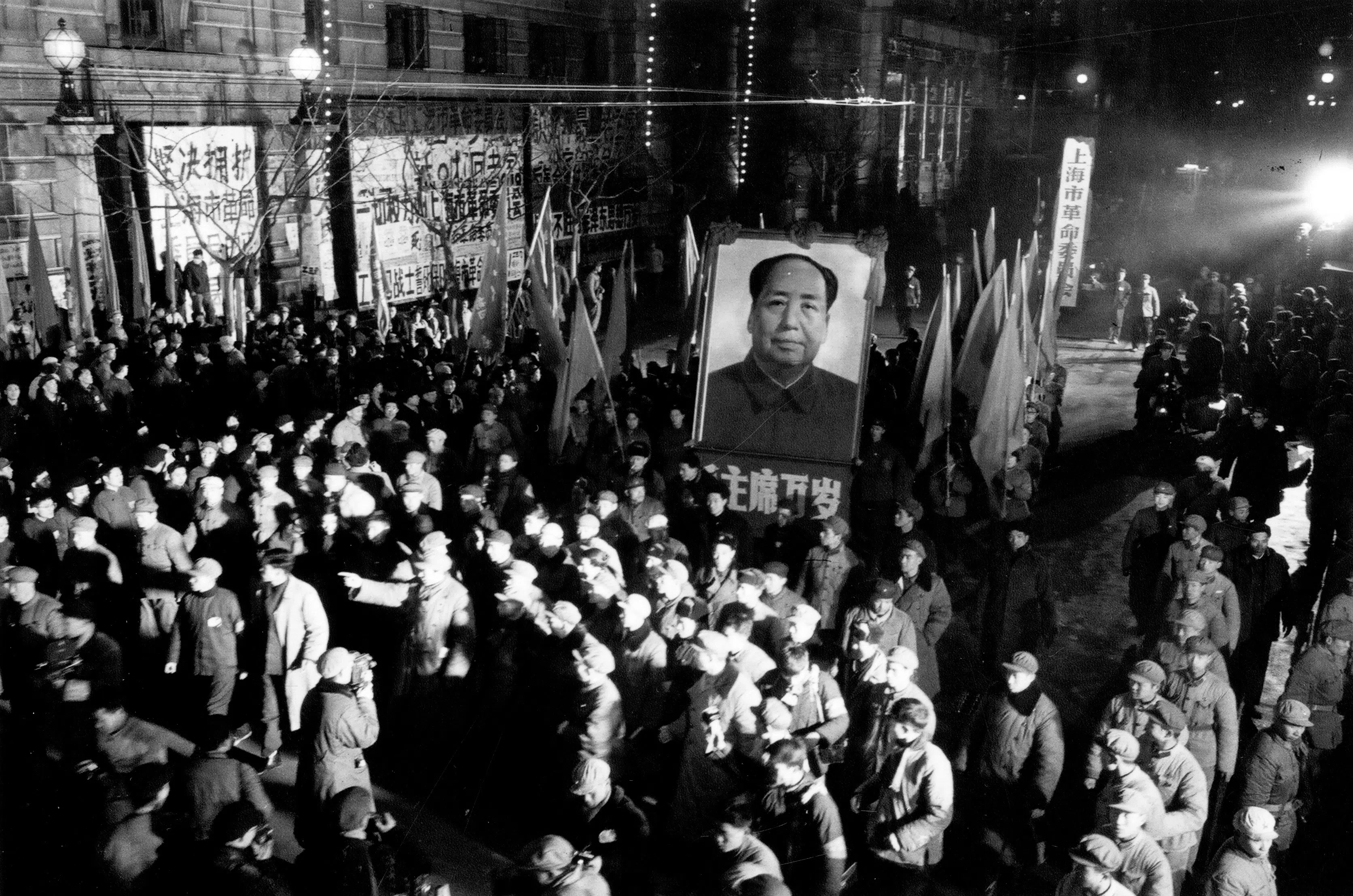 The Shanghai rebels held a procession in the Bund area in 1967.