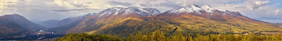 Located within the Altai Mountains of Altay prefecture in northern Xinjiang, Kanas Lake reaches a maximum depth of 188.5 metres, making it the deepest alpine freshwater lake in China. Every September and October, the forests, comprising mainly Chinese fir, poplar and white birch trees, turn crimson and gold, contrasting beautifully with the perpetually snow-capped mountains. This breathtaking scenery has earned it the reputation of being the “ceiling” (the best of its kind, unsurpassable) of China’s autumn scenery.