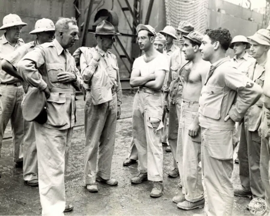 General Cheves and General Stilwell conversing with American soldiers.