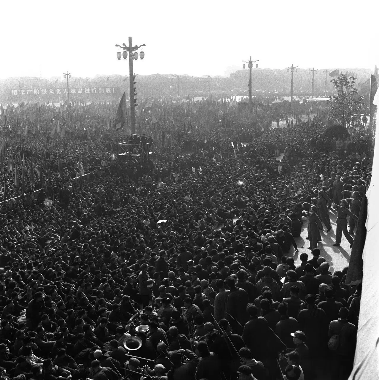 In January 1967, rebels in Shanghai held a massive rally, seizing power from the city government and establishing the Shanghai Revolutionary Committee, known as the “January Storm”.