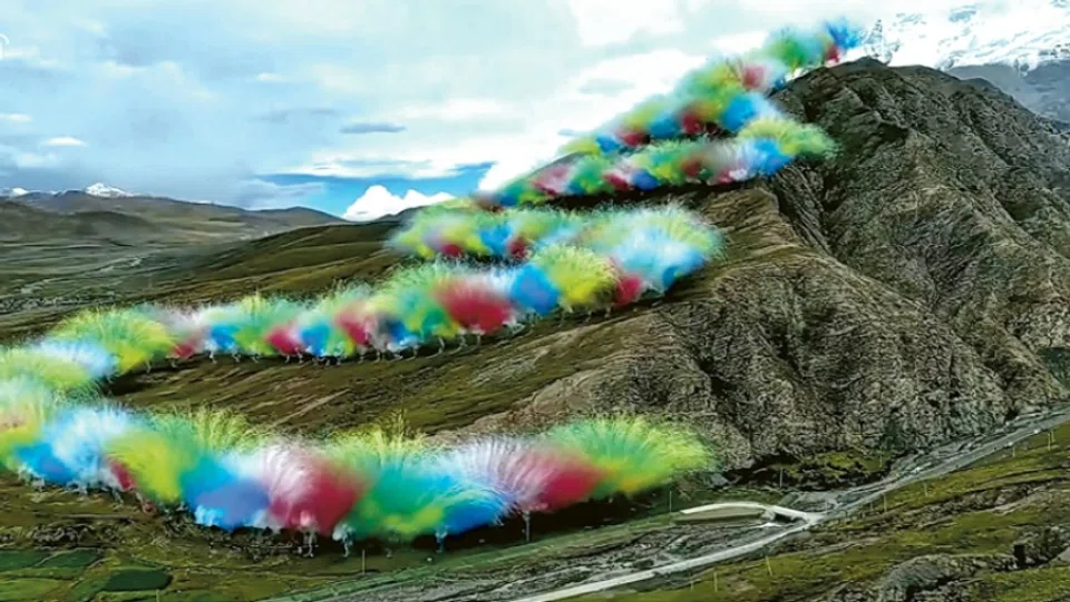 The “rising dragon” in the Himalayas, part of artist Cai Guo-Qiang’s pyrotechnics display. (Internet)