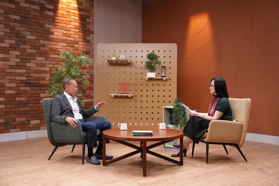 George Yeo (left) interviewed by Chow Yian Ping at SPH Media Studio +65. (Photo: Lingming Lu)