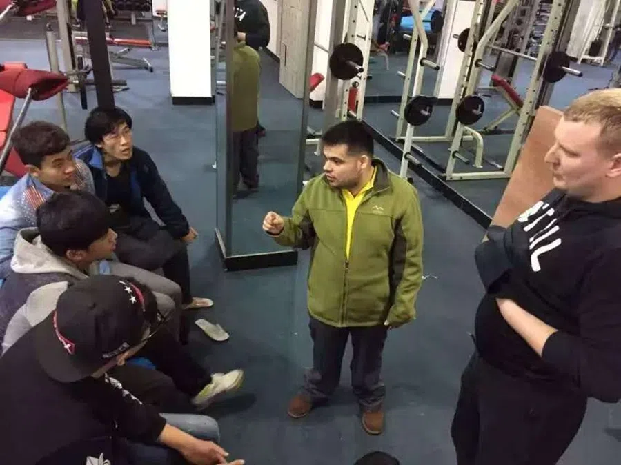 Adrian Gomez speaks to some budding wrestlers. (Photo: MKW)