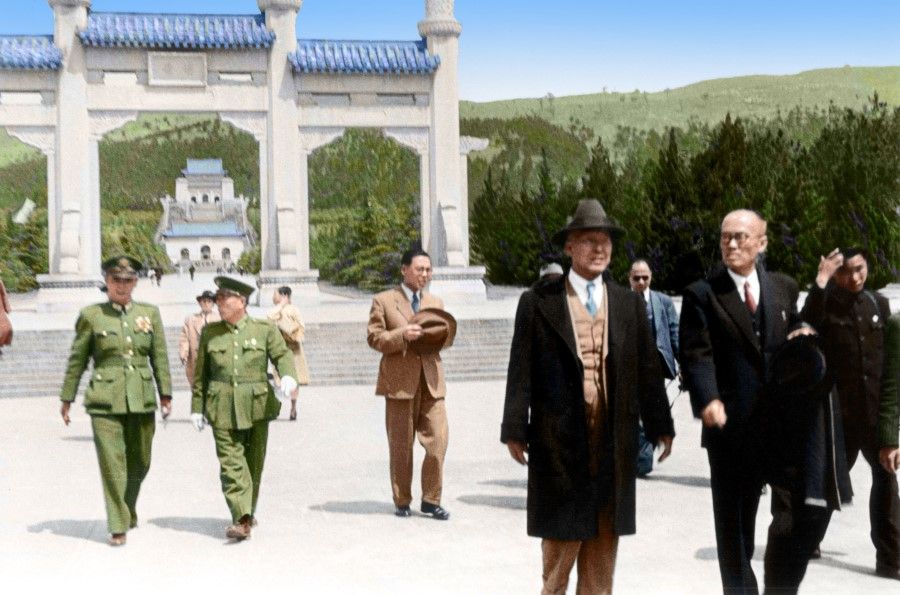 In April 1947, Syngman Rhee (second from right) paid his respects at the memorial of Sun Yat-sen in Nanjing. On his right is Korean Liberation Army commander-in-chief Ji Cheong-cheon. In November of that year, the United Nations established its Temporary Commission on Korea, to handle Korean affairs.