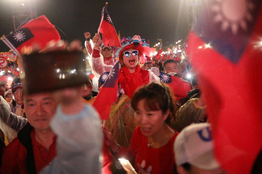 Supporters of Kuomintang's presidential candidate Han Kuo-yu react to his speech during an election rally in Taichung, Taiwan on December 29, 2019. (Ann Wang/Reuters)