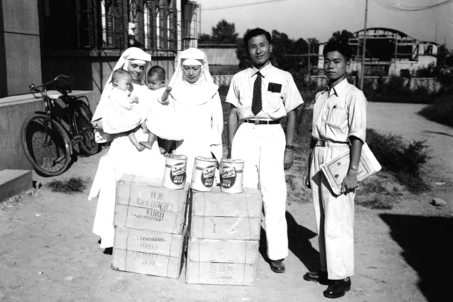 Catholic nuns in Shanghai collect supplies from the UN Children's Fund. Many orphans were left behind by the war, and the church was committed to looking after children who were ill and poor. They spread the light of love and charity, gaining the respect of the Chinese people.