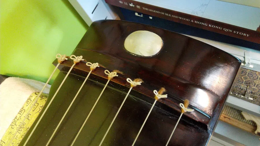 The head of a qin made by Master Choi in 1980. The ornament is a large mother-of-pearl.