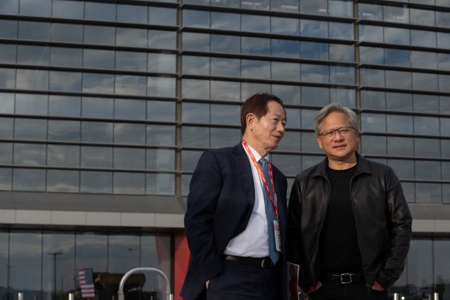 Mark Liu, chair of Taiwan Semiconductor Manufacturing Co. (TSMC), speaks with Jensen Huang, CEO of Nvidia, right, following a "First Tool-In" ceremony at the TSMC facility under construction in Phoenix, Arizona, US, on 6 December 2022. (Caitlin O'Hara/Bloomberg)