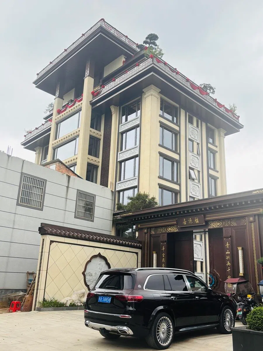 In Xiangxian town, Shanglin county, stands a seven-story villa, which is said to have been built by a businessman who made his fortune by gold mining in Africa.