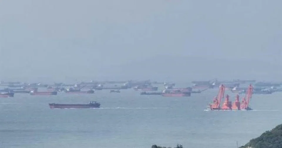 Sand dredgers around the Matsu islands. (Internet)