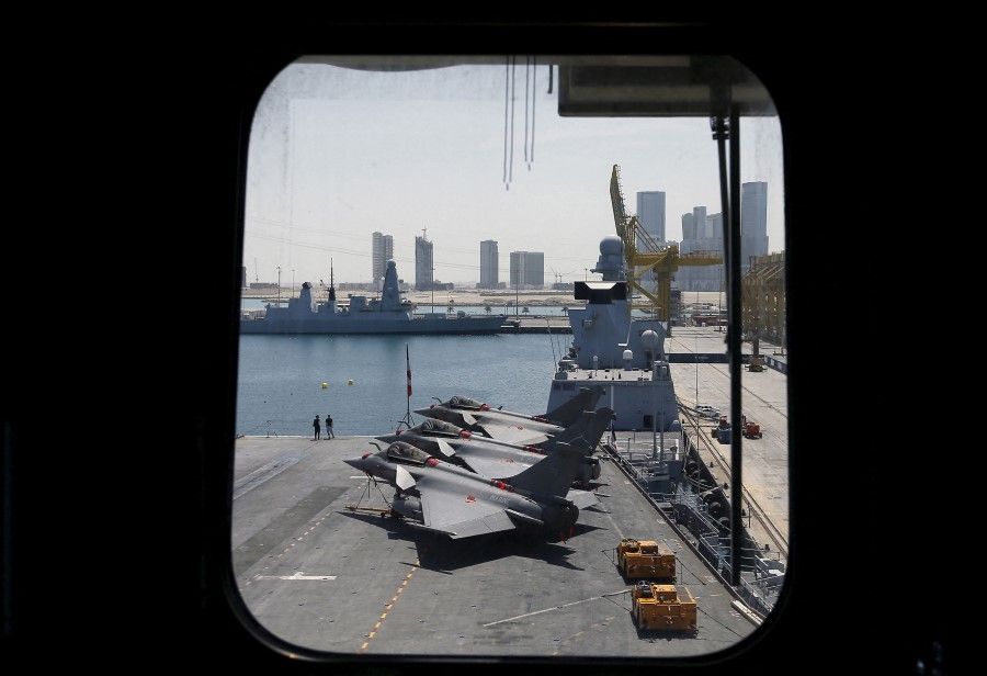 Aircraft are pictured on the flight deck of the French aircraft carrier Charles de Gaulle in Abu Dhabi, 26 March 2015. (Stringer/Reuters)
