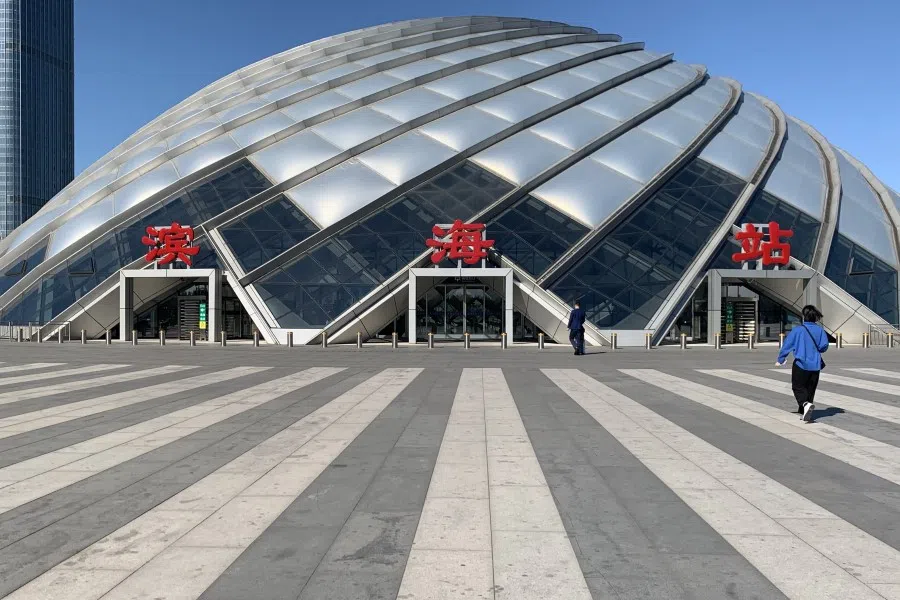 The Binhai station serving Yujiapu and Xiangluowan sees low human traffic.