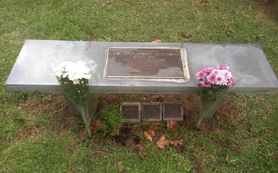 The author laid two bouquets of wild chrysanthemum before Pan Shou’s grave in Perth.