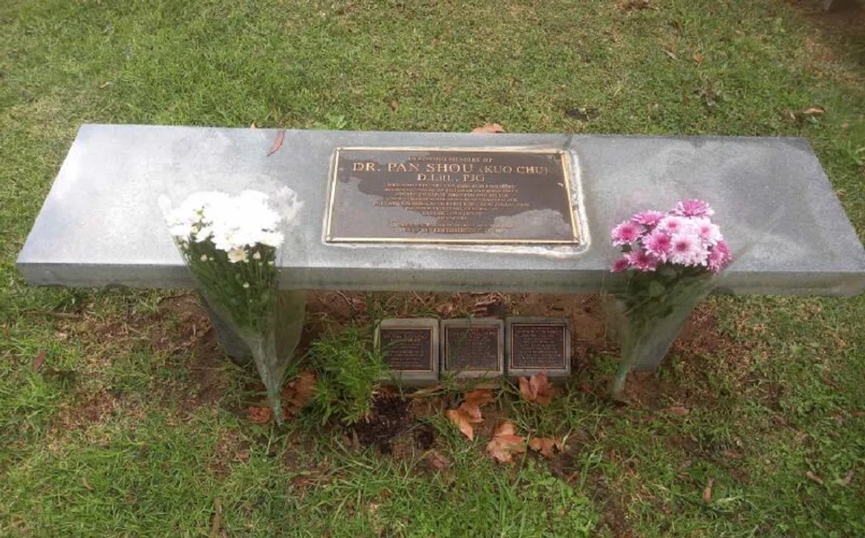 The author laid two bouquets of wild chrysanthemum before Pan Shou’s grave in Perth. (Photo provided by author)