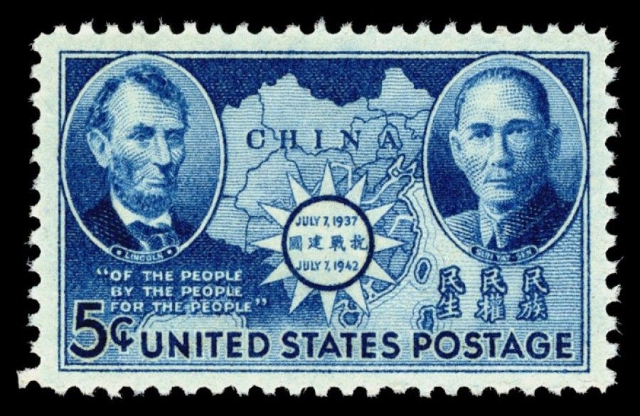 The five-cent "China Resistance" commemorative stamp. In the background of the stamp is a map of China, with the ROC insignia in the middle, to the left is a portrait of Lincoln, and to the right is a portrait of (ROC founding father) Sun Yat-sen. The Chinese characters read "Confront the Invasion, Build the Nation". (Internet)