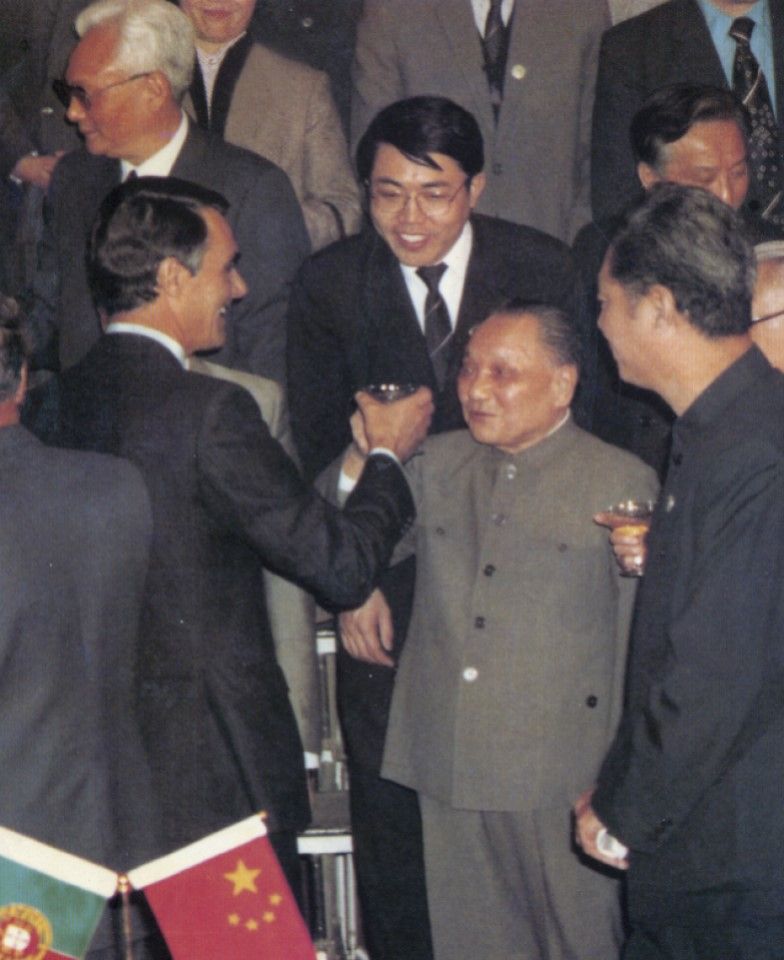 In 1987, China and Portugal signed the agreement on the return of Macau. The ceremony was held at the Great Hall of the People in Beijing. This photo shows Deng Xiaoping and Portugese Prime Minister Anibal Cavaco Silva raising their glasses in celebration.