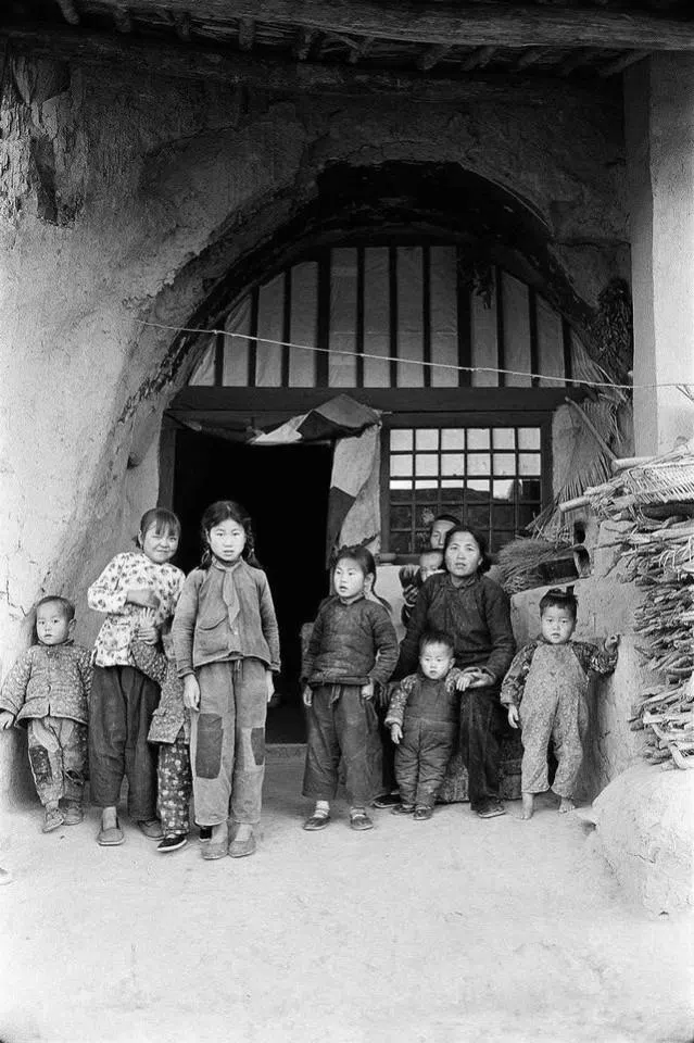 Cave dwellings in Yan’an, 1965. (Photo: Koichi Saito)