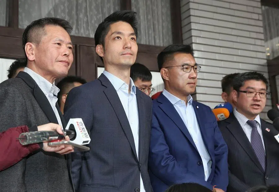 Wayne Chiang (centre) is a popular young KMT member. (Internet)