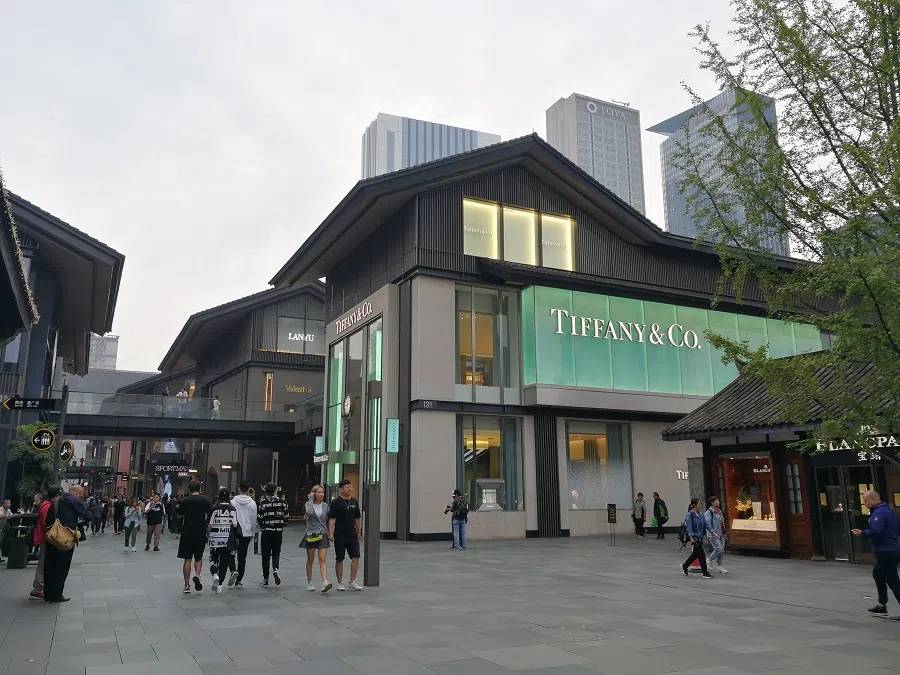 People visit the Sino-Ocean Taikoo Li Chengdu. (Photo: Zhang Jinyao)