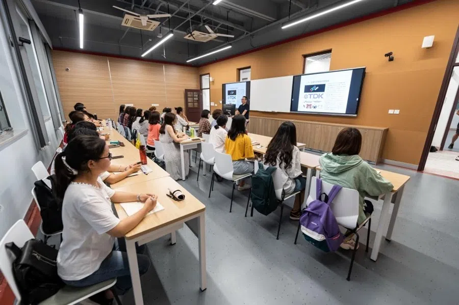 Photo of students in a Tongji University classroom.