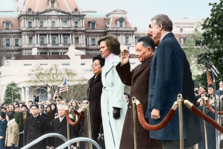 In February 1979, Chinese Vice Premier Deng Xiaoping visited the US on an invitation, receiving a warm welcome from US President Jimmy Carter and his wife Rosalynn. China and the US had just announced the establishment of diplomatic relations and were opening up new strategic cooperation, which had a major impact on the international situation.