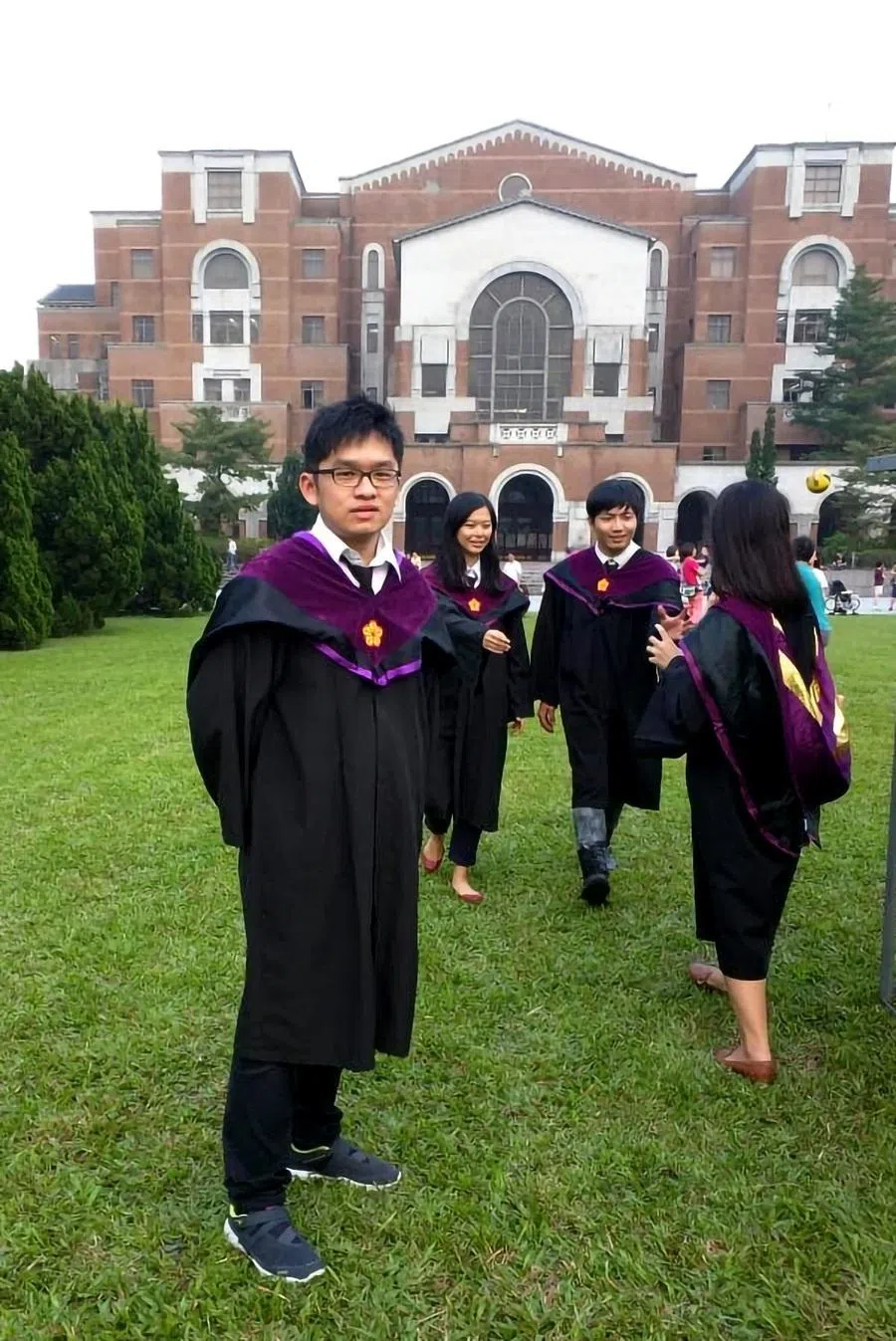 After graduating from high school in Malaysia, Toh Jin Xuan chose to pursue further studies at National Taiwan University, where he has been studying and working for over 15 years.