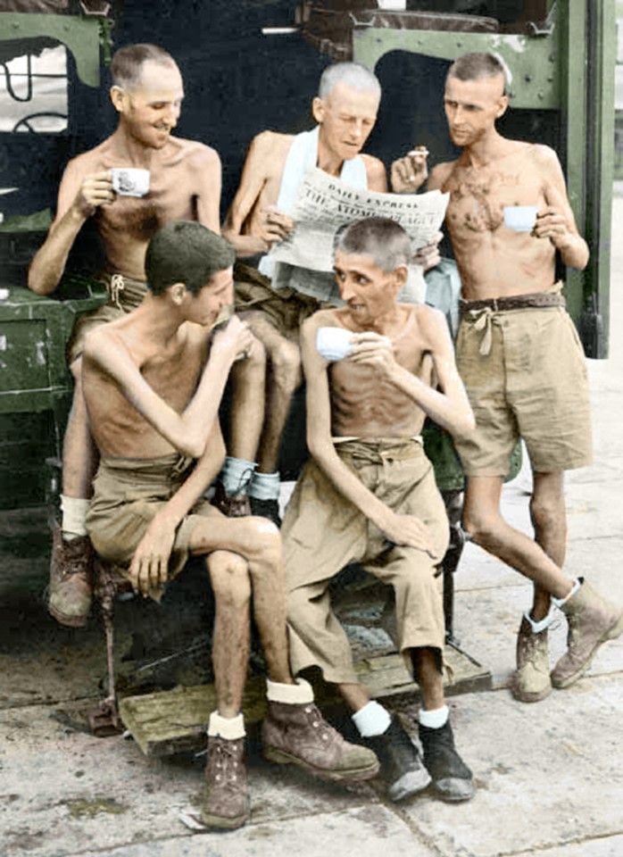 Western POWs remained where they were for a while after their release, for treatment and recuperation. In this photo, they chat easily while reading the newspapers. Having survived this crisis, they would have felt the cruelty of war. They were key witnesses to the violence of the Japanese during the war trials.