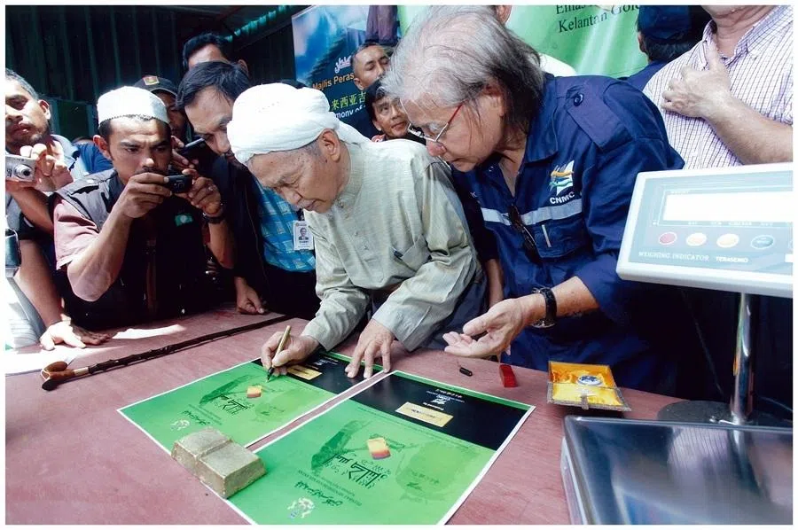 Lin Xiang Xiong (first from right) was appointed state’s chief advisor on Kelantan-China international trade by the late then Chief Minister of Kelantan, Nik Abdul Aziz Nik Mat (second from right), in 2004 to facilitate cooperation projects with the Chinese government and other entities. The photo shows the two witnessing the creation of the first gold brick refined from the mine in 2010.